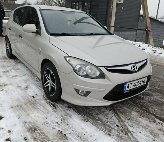 Бежевый Хендай i30, объемом двигателя 1.4 л и пробегом 240 тыс. км за 5300 $, фото 1 на Automoto.ua