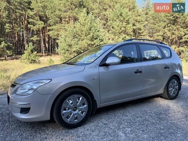 Бежевый Хендай i30, объемом двигателя 1.6 л и пробегом 240 тыс. км за 5300 $, фото 1 на Automoto.ua