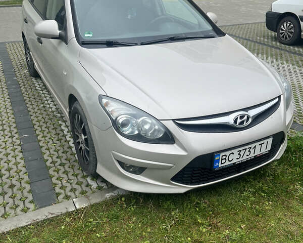 Бежевый Хендай i30, объемом двигателя 1.6 л и пробегом 137 тыс. км за 7700 $, фото 1 на Automoto.ua