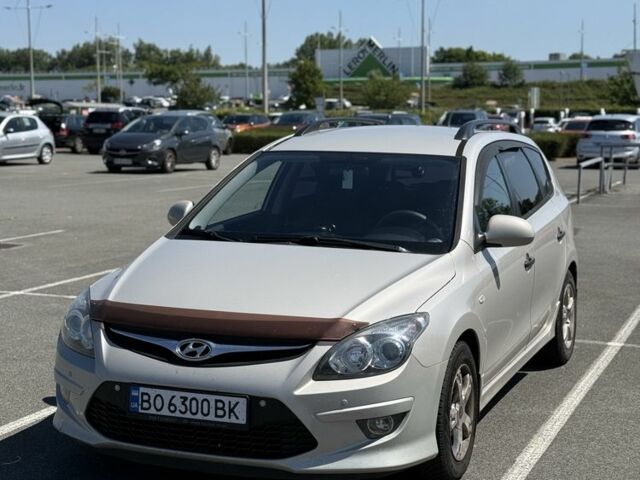 Бежевый Хендай i30, объемом двигателя 1.6 л и пробегом 250 тыс. км за 7999 $, фото 1 на Automoto.ua