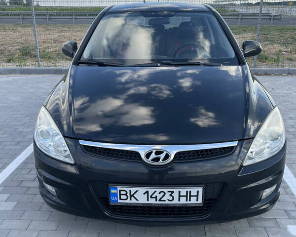 Черный Хендай i30, объемом двигателя 1.58 л и пробегом 227 тыс. км за 5900 $, фото 1 на Automoto.ua