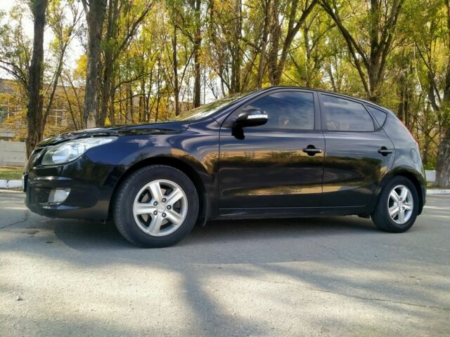 Черный Хендай i30, объемом двигателя 1.6 л и пробегом 290 тыс. км за 5500 $, фото 1 на Automoto.ua