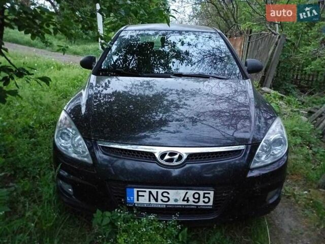 Черный Хендай i30, объемом двигателя 1.6 л и пробегом 300 тыс. км за 4000 $, фото 1 на Automoto.ua