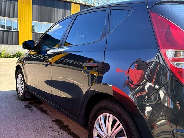 Черный Хендай i30, объемом двигателя 1.4 л и пробегом 232 тыс. км за 5200 $, фото 1 на Automoto.ua