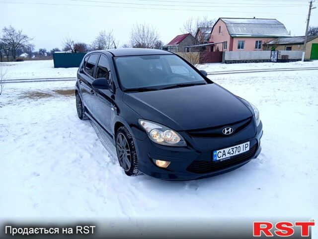 Черный Хендай i30, объемом двигателя 1.6 л и пробегом 24700 тыс. км за 5900 $, фото 1 на Automoto.ua