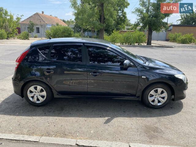 Чорний Хендай i30, об'ємом двигуна 1.4 л та пробігом 201 тис. км за 6600 $, фото 1 на Automoto.ua