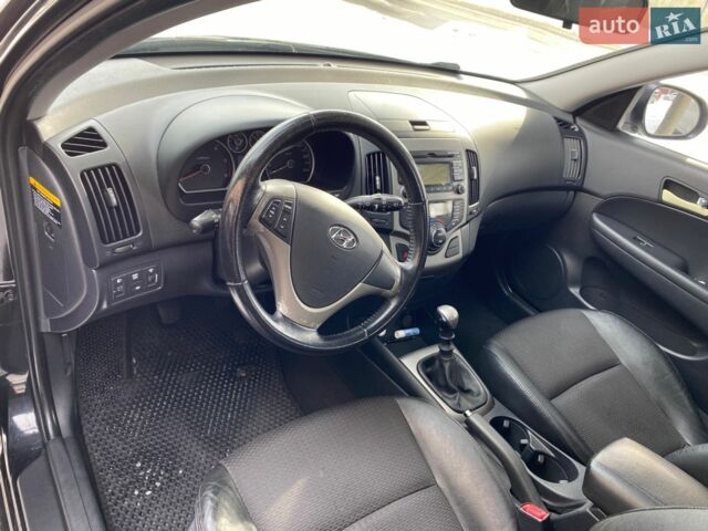Чорний Хендай i30, об'ємом двигуна 1.6 л та пробігом 310 тис. км за 5500 $, фото 1 на Automoto.ua