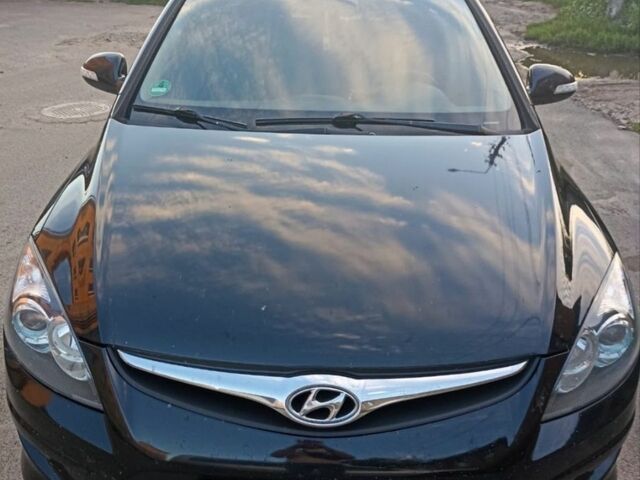 Черный Хендай i30, объемом двигателя 1.6 л и пробегом 266 тыс. км за 6000 $, фото 1 на Automoto.ua