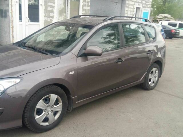 Коричневый Хендай i30, объемом двигателя 1.6 л и пробегом 393 тыс. км за 3800 $, фото 1 на Automoto.ua