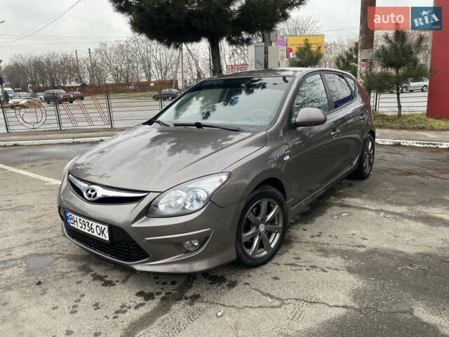 Коричневий Хендай i30, об'ємом двигуна 1.58 л та пробігом 305 тис. км за 6000 $, фото 1 на Automoto.ua