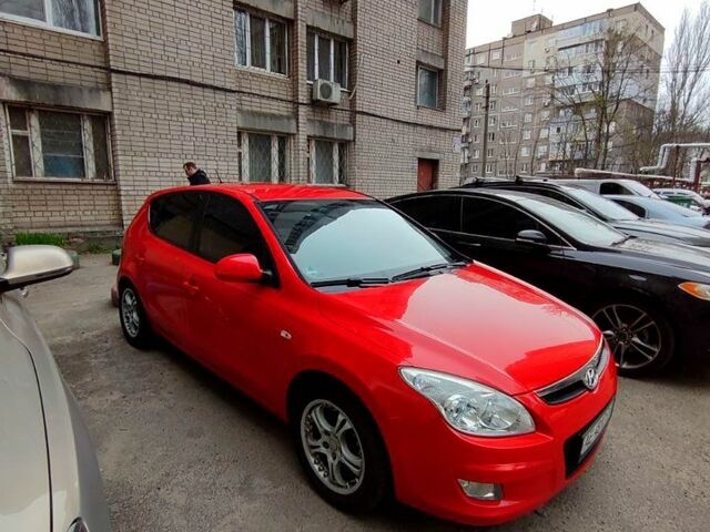 Красный Хендай i30, объемом двигателя 1.6 л и пробегом 260 тыс. км за 5800 $, фото 1 на Automoto.ua