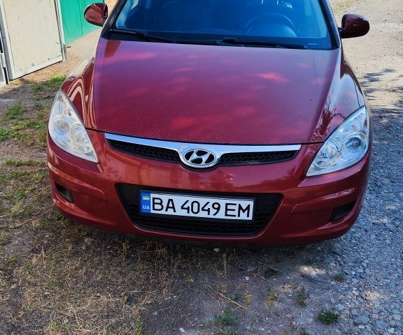 Красный Хендай i30, объемом двигателя 1.4 л и пробегом 334 тыс. км за 5000 $, фото 1 на Automoto.ua