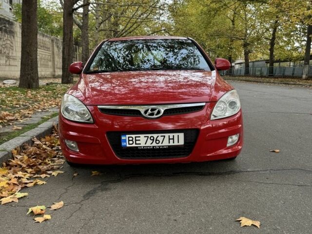 Красный Хендай i30, объемом двигателя 1.4 л и пробегом 212 тыс. км за 4300 $, фото 1 на Automoto.ua