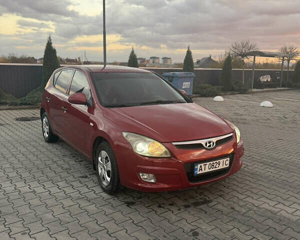 Красный Хендай i30, объемом двигателя 1.58 л и пробегом 244 тыс. км за 5400 $, фото 1 на Automoto.ua