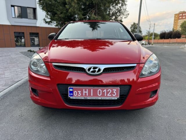Красный Хендай i30, объемом двигателя 1.4 л и пробегом 202 тыс. км за 5999 $, фото 1 на Automoto.ua