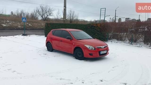 Красный Хендай i30, объемом двигателя 1.4 л и пробегом 135 тыс. км за 4999 $, фото 1 на Automoto.ua