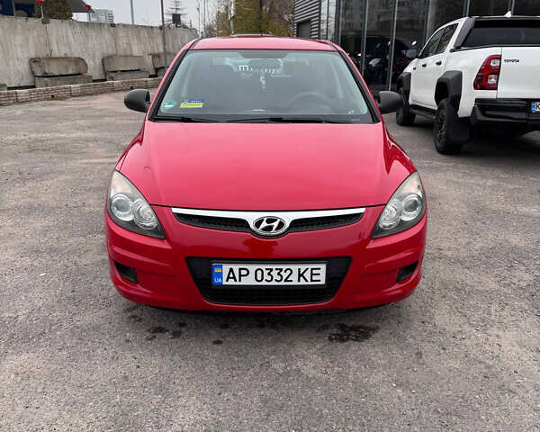 Красный Хендай i30, объемом двигателя 1.4 л и пробегом 140 тыс. км за 5499 $, фото 1 на Automoto.ua