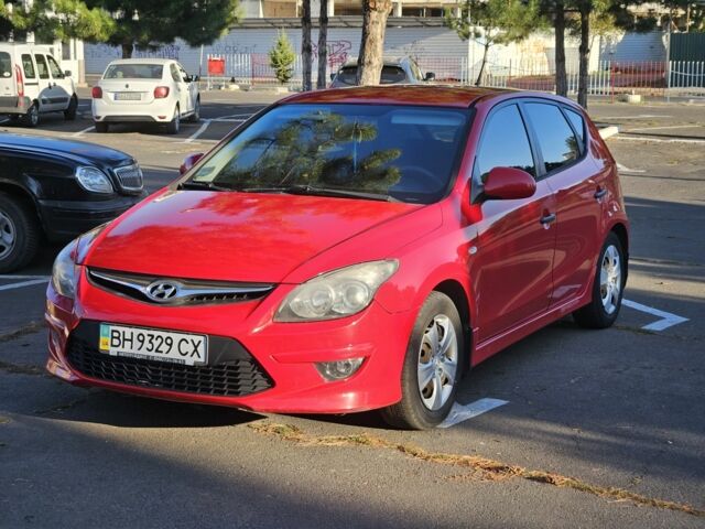 Красный Хендай i30, объемом двигателя 1.6 л и пробегом 202 тыс. км за 5900 $, фото 1 на Automoto.ua