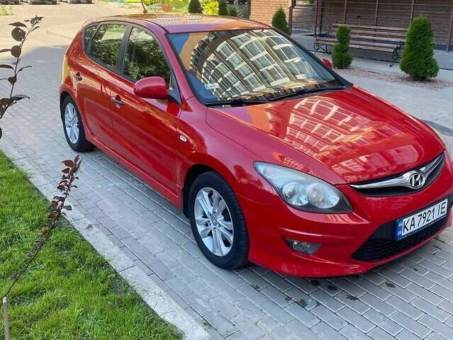 Красный Хендай i30, объемом двигателя 1.58 л и пробегом 202 тыс. км за 5900 $, фото 1 на Automoto.ua