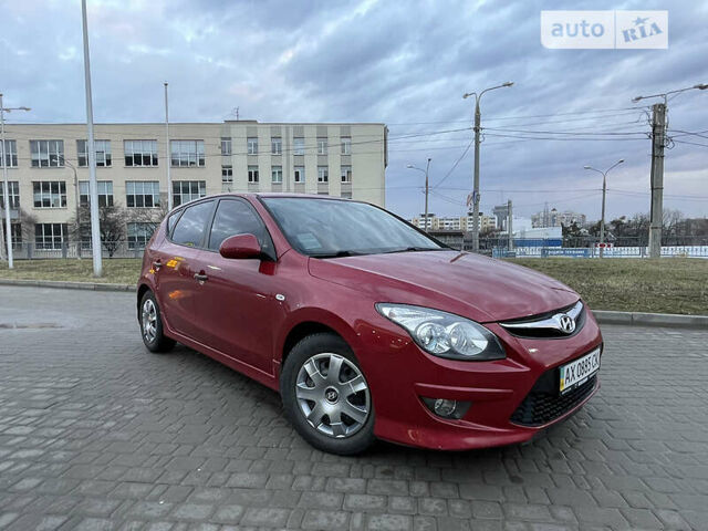 Красный Хендай i30, объемом двигателя 1.4 л и пробегом 122 тыс. км за 5700 $, фото 1 на Automoto.ua