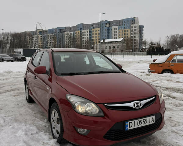 Красный Хендай i30, объемом двигателя 1.58 л и пробегом 201 тыс. км за 5500 $, фото 1 на Automoto.ua