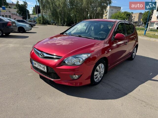 Красный Хендай i30, объемом двигателя 1.58 л и пробегом 235 тыс. км за 5200 $, фото 1 на Automoto.ua