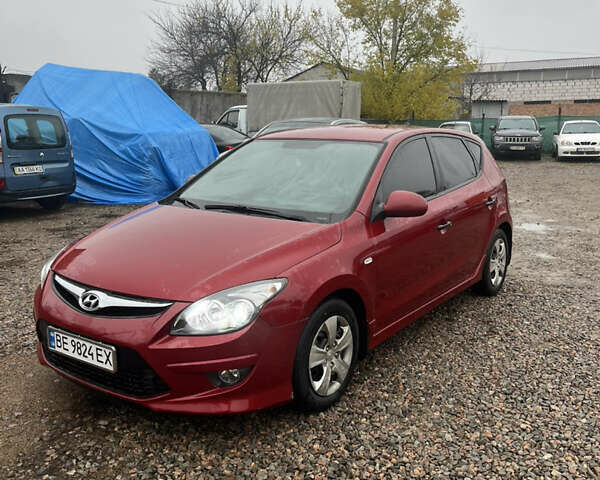 Красный Хендай i30, объемом двигателя 1.58 л и пробегом 167 тыс. км за 7950 $, фото 1 на Automoto.ua