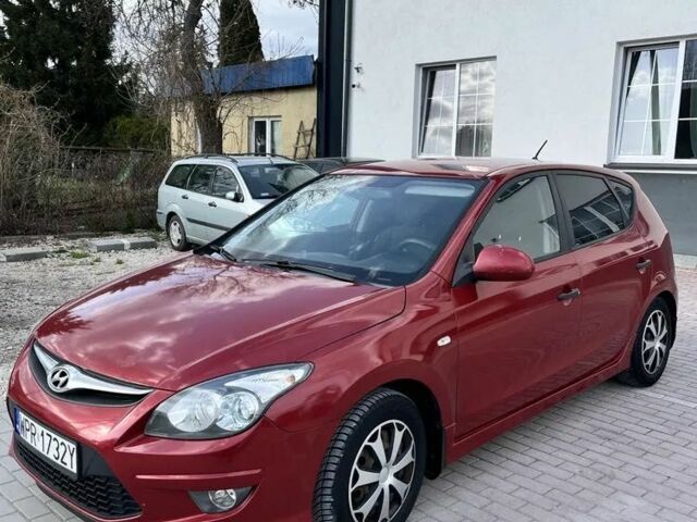 Красный Хендай i30, объемом двигателя 1.6 л и пробегом 240 тыс. км за 3000 $, фото 1 на Automoto.ua