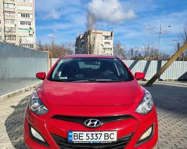 Красный Хендай i30, объемом двигателя 1.4 л и пробегом 243 тыс. км за 8100 $, фото 1 на Automoto.ua