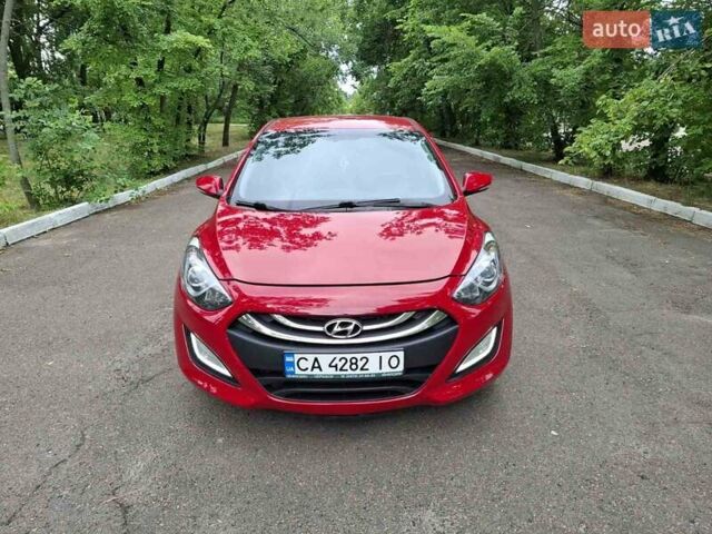 Красный Хендай i30, объемом двигателя 1.58 л и пробегом 208 тыс. км за 7700 $, фото 1 на Automoto.ua