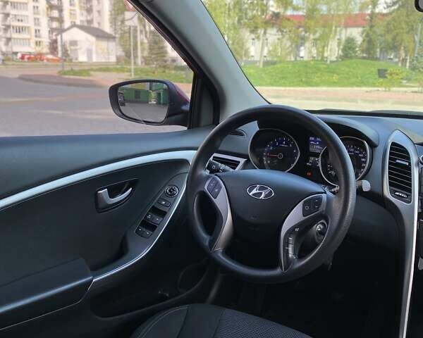 Красный Хендай i30, объемом двигателя 1.4 л и пробегом 70 тыс. км за 9990 $, фото 1 на Automoto.ua