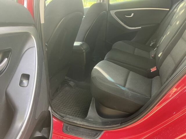 Красный Хендай i30, объемом двигателя 1.4 л и пробегом 145 тыс. км за 8000 $, фото 1 на Automoto.ua