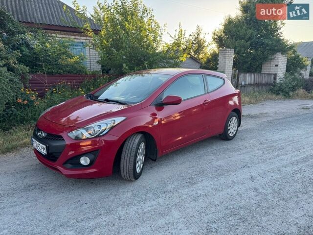 Красный Хендай i30, объемом двигателя 1.59 л и пробегом 115 тыс. км за 10000 $, фото 1 на Automoto.ua