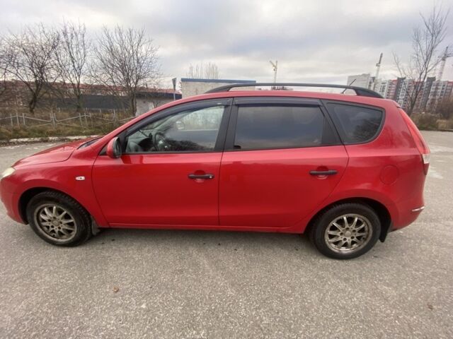 Красный Хендай i30, объемом двигателя 1.4 л и пробегом 245 тыс. км за 5700 $, фото 1 на Automoto.ua