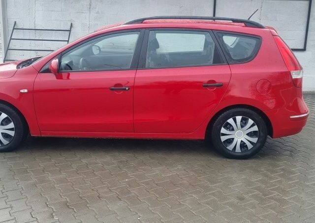 Красный Хендай i30, объемом двигателя 1.4 л и пробегом 311 тыс. км за 4700 $, фото 1 на Automoto.ua