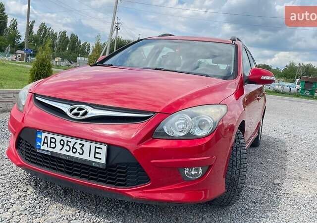 Красный Хендай i30, объемом двигателя 1.4 л и пробегом 230 тыс. км за 5999 $, фото 1 на Automoto.ua