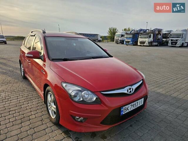 Красный Хендай i30, объемом двигателя 1.58 л и пробегом 299 тыс. км за 6200 $, фото 1 на Automoto.ua