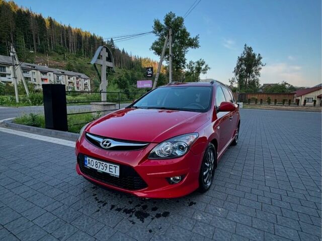 Красный Хендай i30, объемом двигателя 1.4 л и пробегом 230 тыс. км за 6800 $, фото 1 на Automoto.ua
