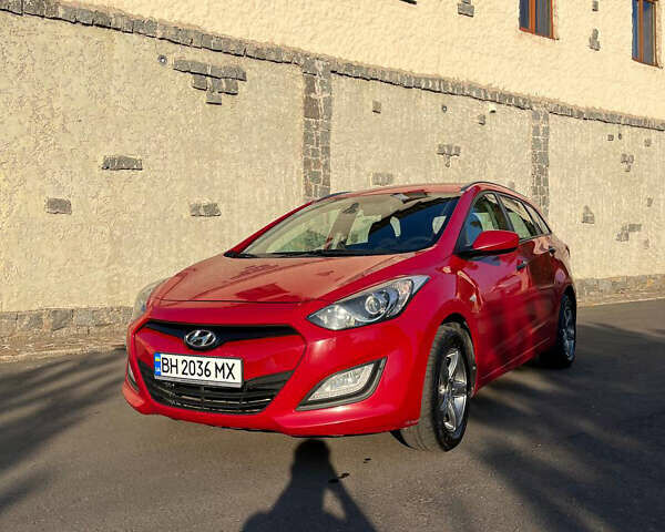 Красный Хендай i30, объемом двигателя 1.4 л и пробегом 190 тыс. км за 6900 $, фото 1 на Automoto.ua