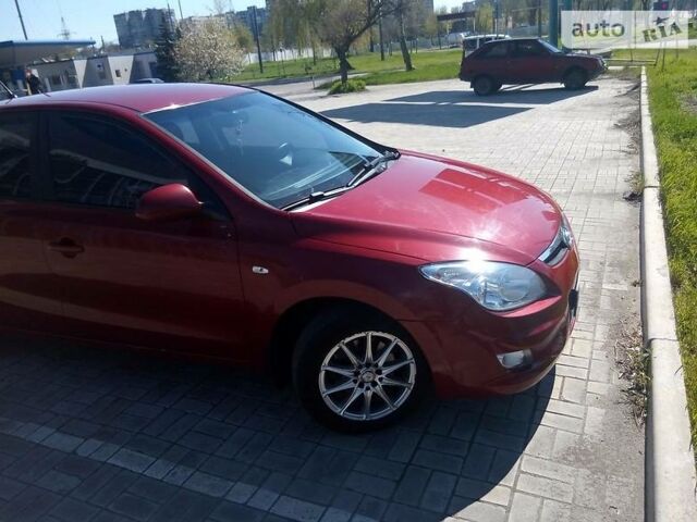 Красный Хендай i30, объемом двигателя 1.6 л и пробегом 130 тыс. км за 6300 $, фото 1 на Automoto.ua