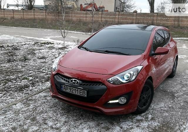 Червоний Хендай i30, об'ємом двигуна 1.4 л та пробігом 39 тис. км за 11900 $, фото 1 на Automoto.ua