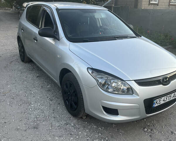 Сірий Хендай i30, об'ємом двигуна 1.4 л та пробігом 235 тис. км за 6000 $, фото 1 на Automoto.ua