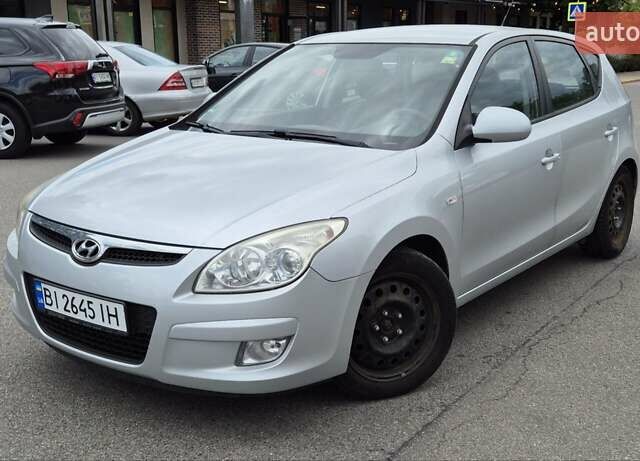 Сірий Хендай i30, об'ємом двигуна 1.58 л та пробігом 250 тис. км за 4800 $, фото 1 на Automoto.ua