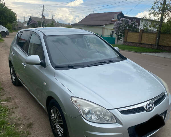 Серый Хендай i30, объемом двигателя 1.58 л и пробегом 261 тыс. км за 5900 $, фото 1 на Automoto.ua