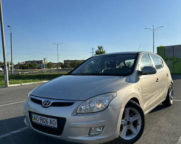 Серый Хендай i30, объемом двигателя 1.58 л и пробегом 190 тыс. км за 6400 $, фото 1 на Automoto.ua