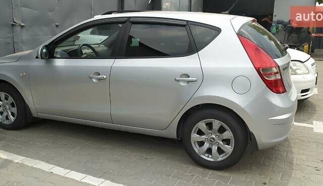 Сірий Хендай i30, об'ємом двигуна 1.58 л та пробігом 260 тис. км за 6500 $, фото 1 на Automoto.ua