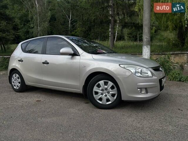 Сірий Хендай i30, об'ємом двигуна 1.4 л та пробігом 210 тис. км за 5500 $, фото 1 на Automoto.ua
