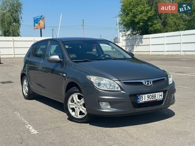 Серый Хендай i30, объемом двигателя 1.6 л и пробегом 268 тыс. км за 5400 $, фото 1 на Automoto.ua