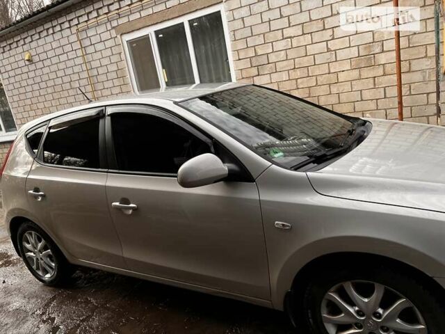 Сірий Хендай i30, об'ємом двигуна 2 л та пробігом 260 тис. км за 6700 $, фото 1 на Automoto.ua