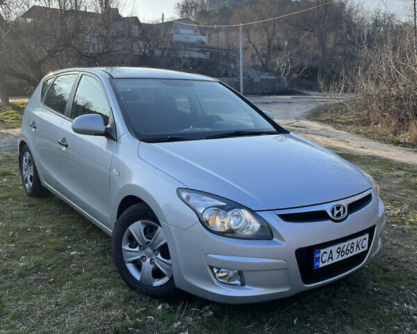 Сірий Хендай i30, об'ємом двигуна 1.4 л та пробігом 232 тис. км за 5300 $, фото 1 на Automoto.ua